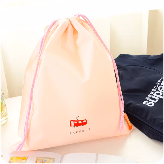 새로운 스타일 일회용 재활용 가방 확장 가능한 Drawstring 휴대용 의류 선물 포장 서리로 덥은 EVA 플라스틱 의류 가방